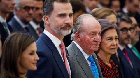 Los Reyes Felipe VI y Letizia, junto a los Reyes eméritos Juan Carlos y Sofía, durante el acto de entrega de los Premios Nacionales del Deporte 2016 celebrado esta semana. | EFE