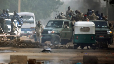 Militares sudaneses desplegados por las calles de Jartum. - AFP