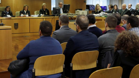 Los quince procesados por la tragedia del Madrid Arena, con el empresario Miguel Ángel Flores a la cabeza, en el banquillo de los acusados en el inicio del juicio en la Audiencia Provincial de Madrid. /EFE