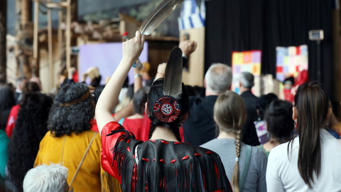 03/06/2019 - Una mujer sostiene una pluma de águila durante el acto de presentación de la investigación estatal por el genocidio de las mujeres indígenas, en Quebec, Canadá. / REUTERS - CHRIS WATTIE