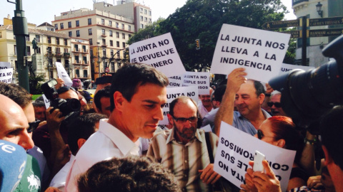 Pedro Sánchez, en medio de la protesta. M.S.