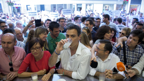 El secretario general del PSOE, Pedro Sánchez, en una heladería, con la protesta al fondo.  EFE/Jorge Zapata.