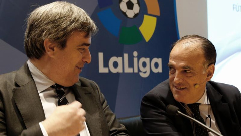 El presidente del Consejo Superior de Deportes, Miguel Cardenal (i), y el de LaLiga, Javier Tebas (d), durante la presentación del Informe Económico del Fútbol Profesional 2015./EFE