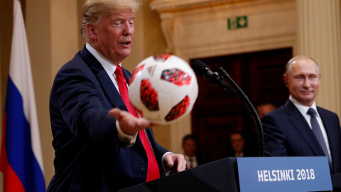 Trump, con la pelota que le ha dado Putin durante la conferencia. REUTERS/Kevin Lamarque