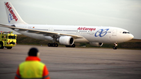 Foto de archivo de un avión de Air Europa, que adquirió Aeronova para competir con Iberia. / EFE