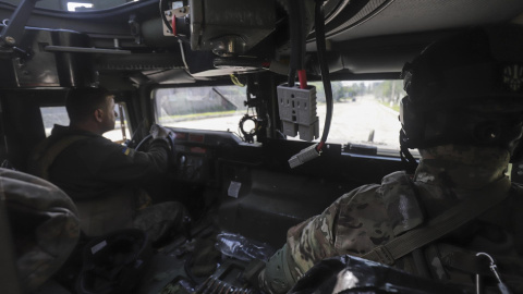 Militares ucranianos patrullan el territorio en un APC cerca de la línea del frente en la ciudad de Severodonetsk, región de Luhansk, Ucrania, 02 de junio de 2022