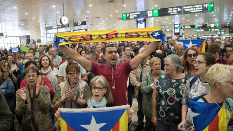 Recibimiento a Anna Simó y Joan Josep Nuet en la estación de Sants. / EFE