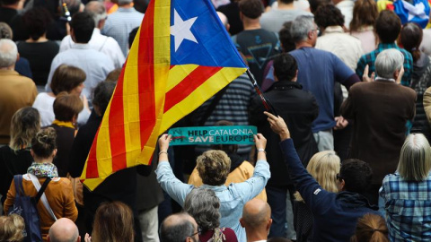 Unas 2.000 personas se han concentrado este mediodía en la plaza de Sant Jaume de Barcelona. - EFE