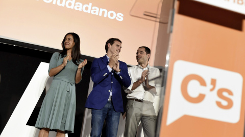 El presidente de Ciudadanos, Albert Rivera (c), acompañado por los candidatos a la Comunidad de Madrid, Ignacio Aguado, a la alcaldía de Madrid, Begoña Villacís, durante su intervención en un mitin de campaña que ha tenido lugar esta tarde 