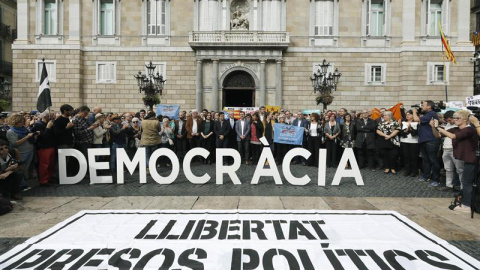 Concentración en la plaza de Sant Jaume de Barcelona, en la que cientos de personas, convocadas por la ANC, se han reunido para mostrar su solidaridad con los cargos políticos citados a declarar en Madrid. - EFE