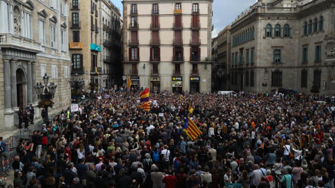 Cientos de personas se han concentrado este mediodía en la plaza de Sant Jaume de Barcelona, convocados por la ANC, para mostrar su solidaridad con los cargos políticos citados a declarar en Madrid. EFE/Javier Etxezarreta