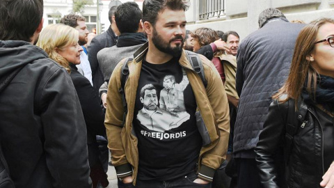 El diputado de ERC Gabriel Rufián, ante la sede del Tribunal Supremo. - EFE