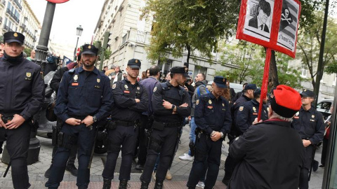 Agentes de la Policía Nacional ante la sede del Tribunal Supremo. - EFE