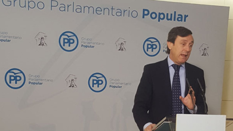 El portavoz del PP en el Congreso, Rafael Hernando, en la rueda de prensa de este miércoles. PÚBLICO