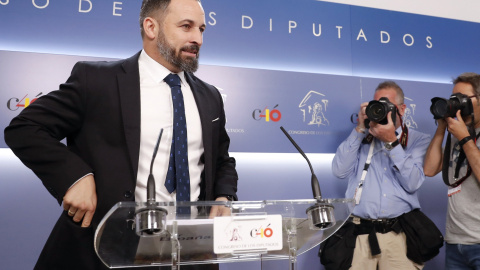 03/06/2019.- El líder de Vox, Santiago Abascal, en una rueda de prensa en el Congreso. EFE/Chema Moya