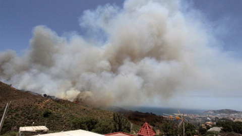 Medio centenar de personas fueron desalojadas por el incendio forestal en Ceuta. / EFE