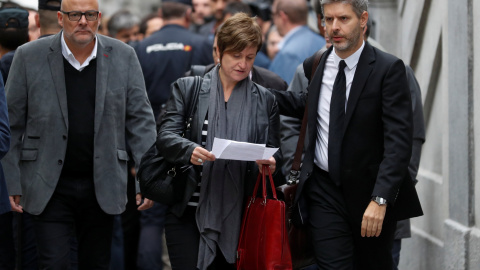 Los miembros de la Mesa del Parlament Lluis Corominas (i) y Anna Simo (c), a su llegada al Tribunal Supremo. REUTERS/Rafael Marchante