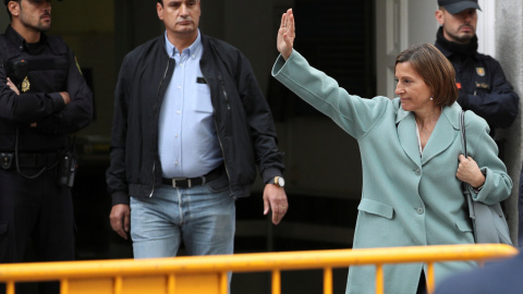 La presidenta del Parlament, Carme Forcadell, a sui salida del Tribunal Supremo, tras comparecer, con otros miembros de la Mesa de la Cámara, a raíz de la querella de la Fiscalía por la declaración de independencia catalana. REUTERS/Sergio 