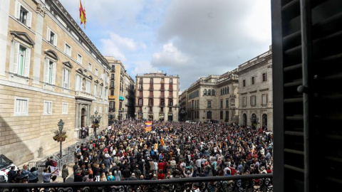 Imatge de la Plaça de Sant Jaume de Barcelona, durant la concentració de suport als membres del Govern investigats per l'Audiència Nacional pel delicte de rebelió. EFE/Javier Etxezarreta