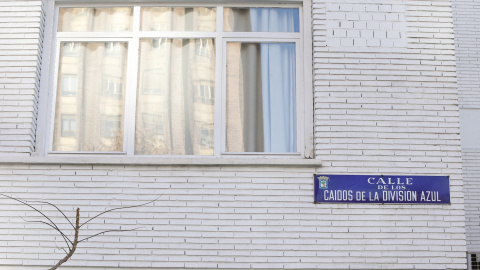 Placa identificativa de la calle Caídos de la División Azul de Madrid que cambiará su nombre en los próximos seis meses. EFE/Zipi