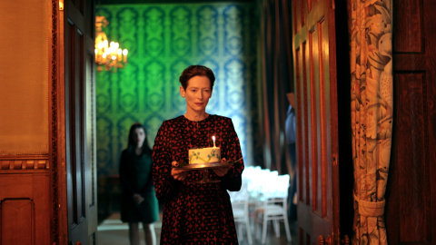 Tilda Swinton interpreta los dos papeles principales