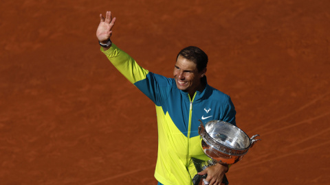 Rafael Nadal de España celebra con el trofeo La Coupe des Mousquetaires después de vencer a Casper Ruud de Noruega en su partido final de Menís Singles durante el torneo de tenis del Abierto de Francia en Roland ?Garros en París, Francia, 0