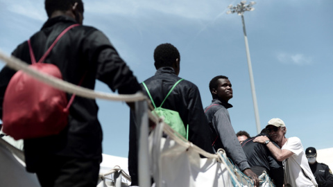 Los subsaharianos que viajaban en el Aquarius llegando a España. / EFE