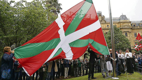 Una ikurriña en la plaza de Gipuzkoa de San Sebastián. JAVIER HERNÁNDEZ / EFE