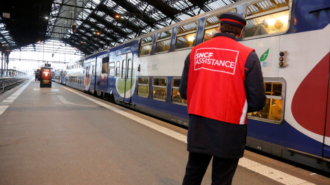 Un trabajador de la compañía ferroviaria SNCF en un andén de la estación de tren Gare de Lyon en París, Francia, durante la huelga del pasado 26 de abril. REUTERS/Jacky Naegelen