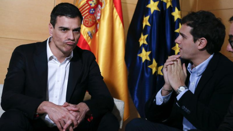 El presidente de Ciudadanos, Albert Rivera, y el secretario general del PSOE, Pedro Sánchez, al comienzo de la reunión mantenida esta tarde en el Congreso. EFE/JuanJo Martín