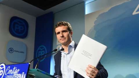 Pablo Casado durante la rueda de prensa en la que ofreció explicaciones sobre su máster. | EFE