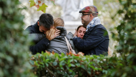 Varias personas se consuelan a las puertas de la Audiencia Nacional, tras conocer la decisión de la juez de la Audiencia Nacional Carmen Lamela que ha decretado prisión incondicional sin fianza para el exvicepresidente catalán Oriol Junquer