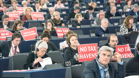 Eurodiputados protestando contra la evasión fiscal cuando saltó el escándalo de 'Luxleaks'.