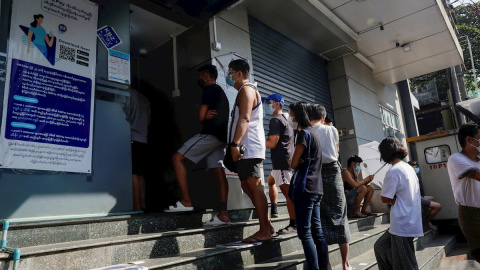 Colas en Rangún frente a un cajero automático de un banco cerrado.