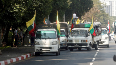 Simpatizantes del Ejército de Myanmar celebran en Rangún el golpe de Estado.