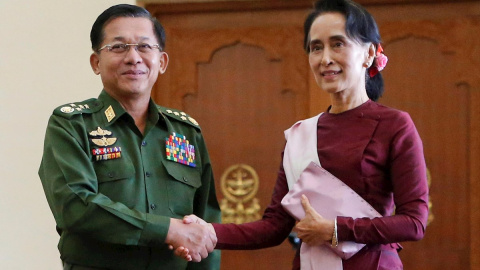 Fotografía de archivo de diciembre de 2015 de Aung San Suu Kyi y el jefe de las Fuerzas Armadas de Myanmar, Min Aung Hlaing.