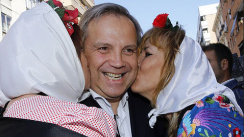 El candidato del PSOE a la Alcaldía de Madrid, Antonio Miguel Carmona, paseó este viernes por la pradera de San Isidro, donde se hizo fotos con simpatizantes socialistas. Imagen FLIKR del PSOE.