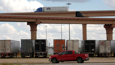 Los camiones se ven en una intersección del puente cerca de la frontera del World Trade Bridge, en Laredo, México. Reuters