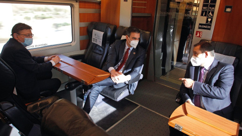 El presidente del Gobierno, Pedro Sánchez (c) junto al presidente de la Generalitat Valenciana, Ximo Puig (i) y al ministro de Fomento, Jose Luis Ábalos, inauguran el servicio comercial de la nueva línea de tren de alta velocidad (AVE) entr