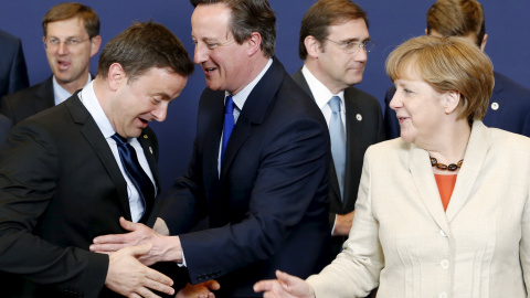 El prime ministro de Luxemburgo, Xavier Bettel, con su colga británico David Cameron y la canciller alemana Angela Merkel, tras posar en la foto de familia de la última cumbre de la UE en Bruselas, el pasado mes de abril. REUTERS/Francois L