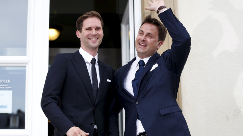 El pimer ministro de Luxemburgo, Xavier Bettel, con su pareja, el arquitecto belga Gauthier Destenay, tras contraer matrimonio en el ayuntamiento de la capital del Gran Ducado. REUTERS/Francois Lenoir