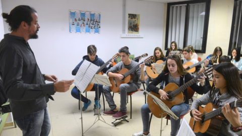 Un profesor y diversos alumnos de una de las escuelas municipales de música de Barcelona.