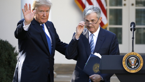 El presidente de EEUU, Donald Trump, saluda tras presentar en la Casa Blanca a  su candidato para presidir la Reserva Federal, Jerome Powell. REUTERS/Carlos Barria