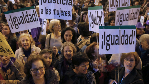 Mujeres participando en una manifestación por la igualdad. EFE