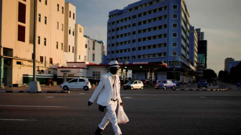 Un hombre pasea por una calle de La Habana. (ALEXANDRE MENEGHINI | REUTERS)