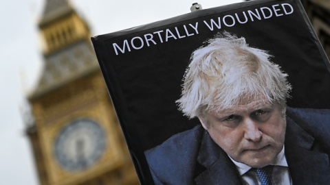 Un manifestante sostiene una pancarta contra Boris Johnson en Londres, a 6 de junio de 2022.