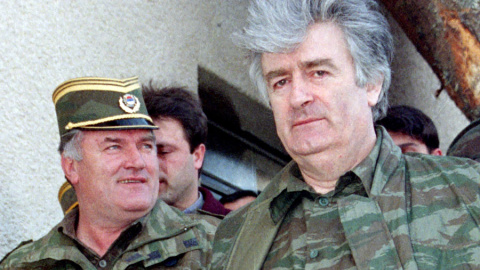 Mladic (i.), junto a Karadzic (d.), durante la guerra de Bosnia en 1995. REUTERS/Ranko Cukovic