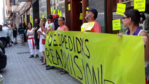 Protesta convocada por el sindicato LAB frente al restaurante La Sangiovesa de Pamplona. LAB