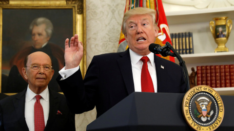 El presidente de EEUU, Donald Trump, y el secretario de Comercio, Wilbur Ross, en un acto en la Casa Blanca, en  Washington (EEUU). REUTERS/Kevin Lamarque