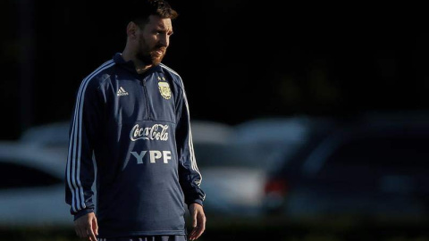 Lionel Messi entrena junto a sus compañeros de la selección argentina. (JUAN IGNACIO RONCORONI)